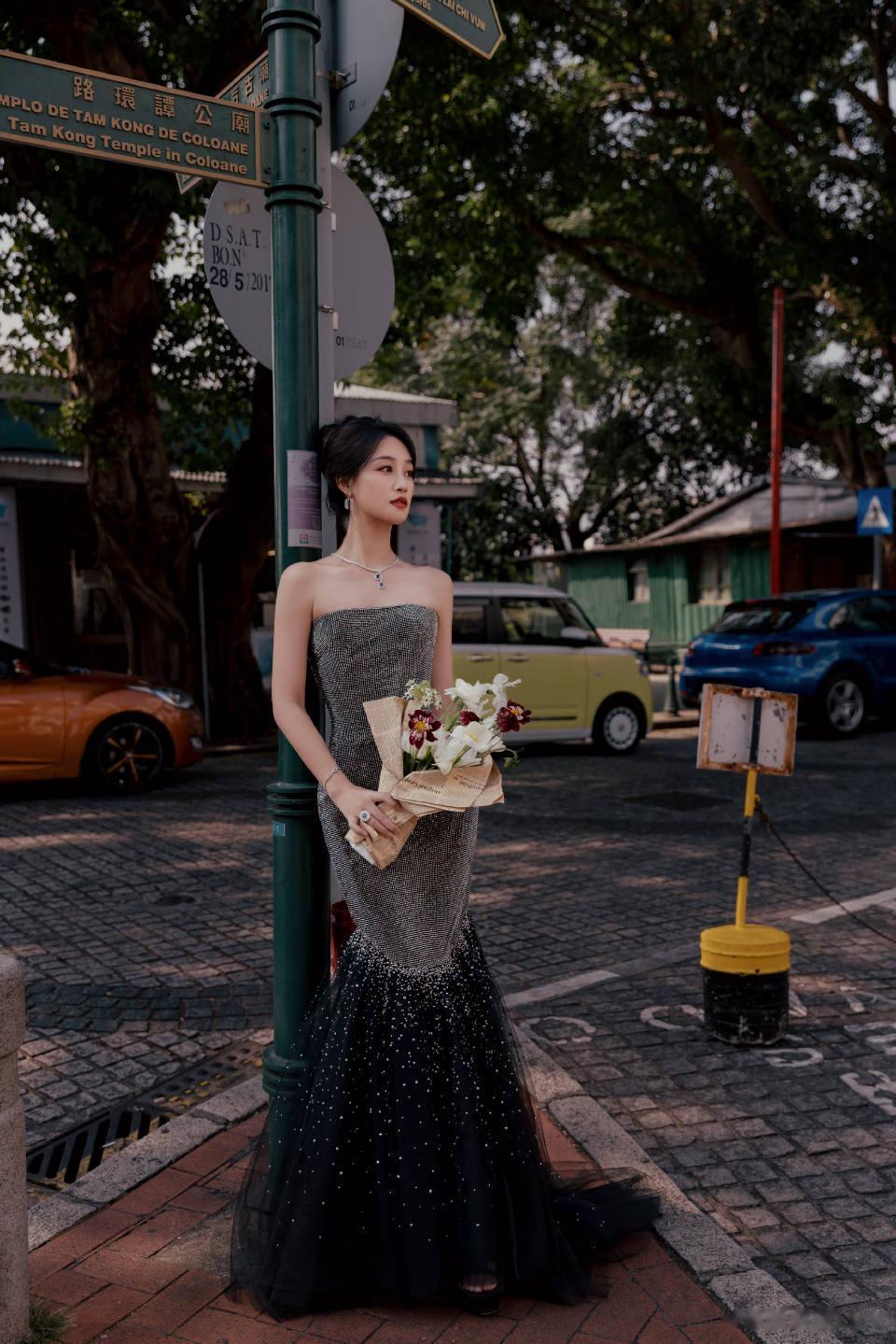 蓝盈莹一袭鎏银，定格尖叫之夜