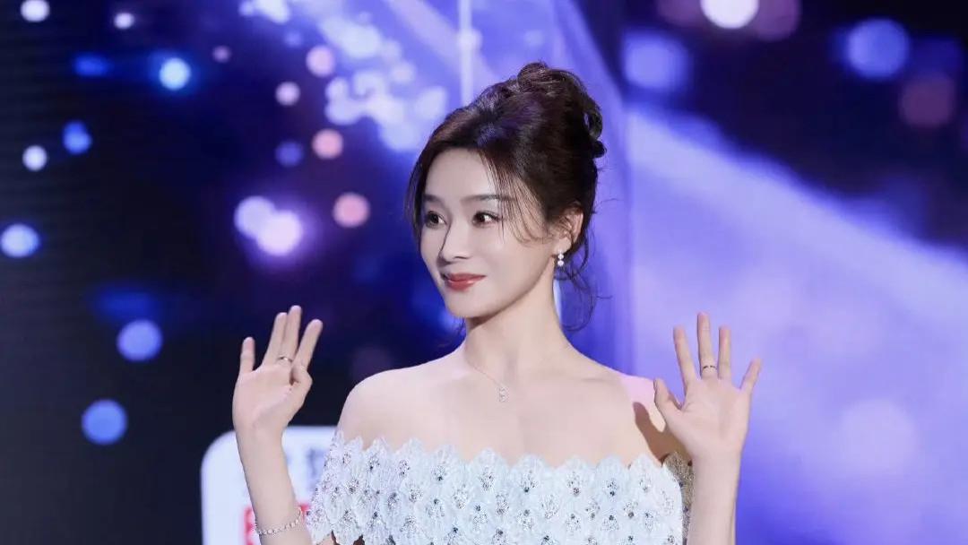 袁姗姗红毯“人鱼裙”惊艳全场，自嘲步履艰难引网络热议