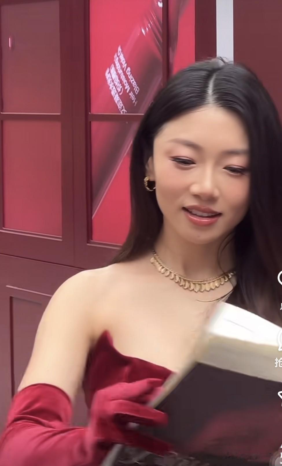 程晓玥现身，孕肚圆滚滚快撑爆裙子了，像儿子！面色红润气质满分