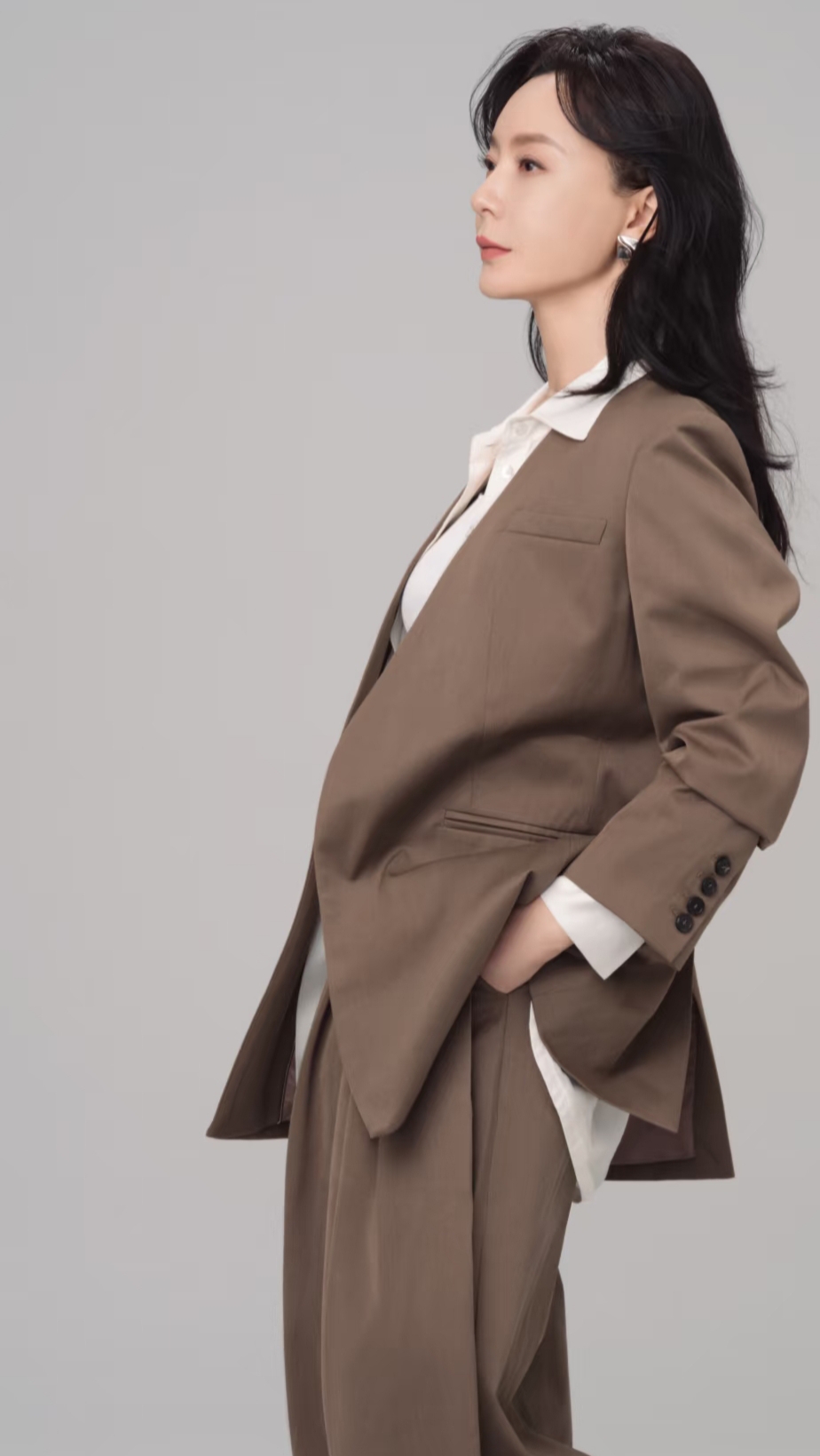 陈数分享最新西装写真，慵懒微卷发配咖色套装尽显优雅