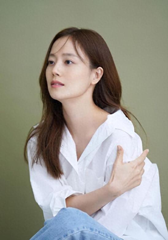 她是韩国真正的韩国“氧气美女” 长相温润漂亮，出道18年零绯闻