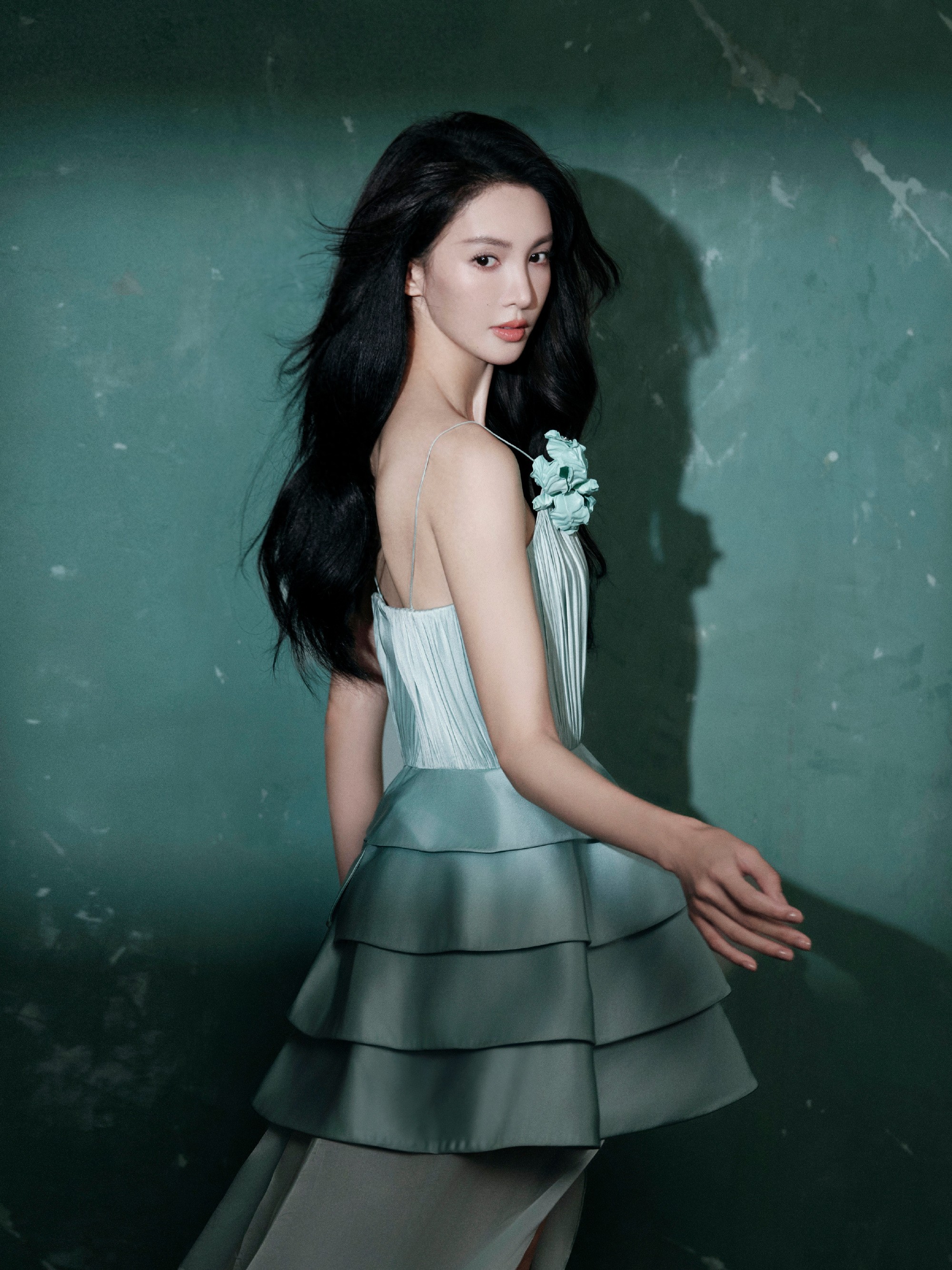 金晨薄荷绿深V鱼尾裙,美到违规,好身材怎么藏得住!