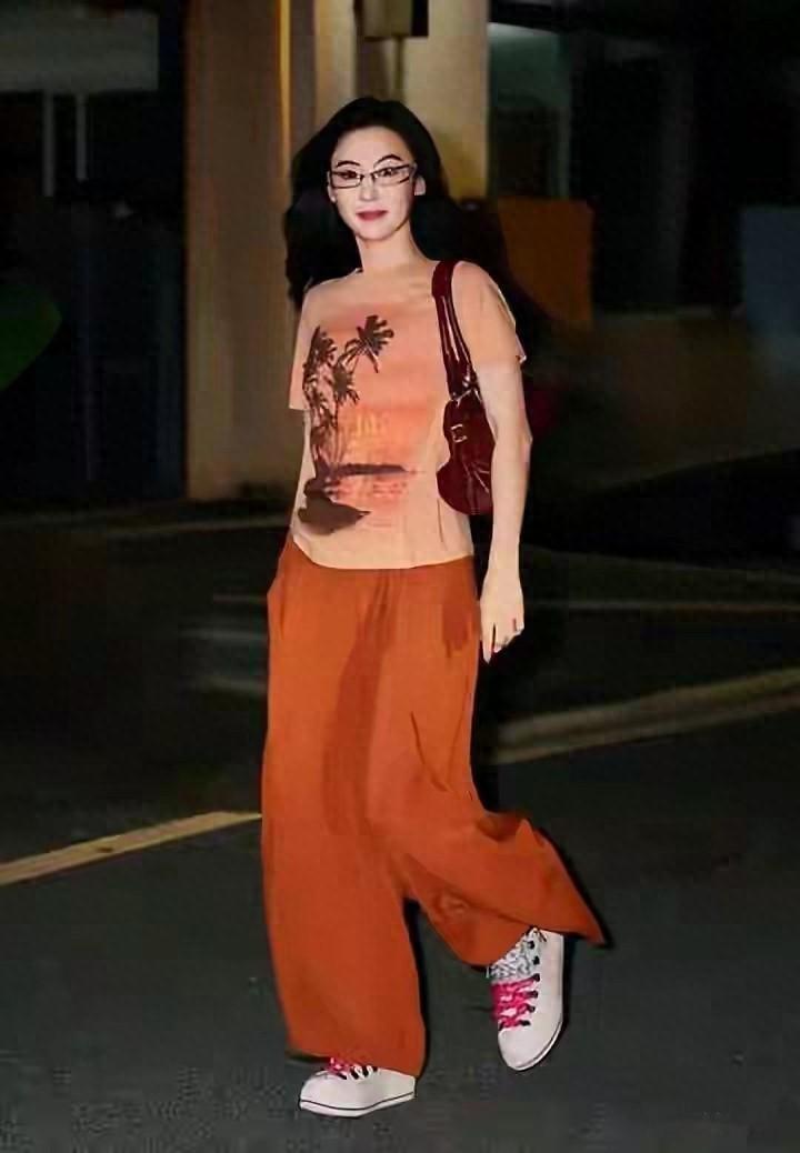 张柏芝夜色造型绝了,橘色穿搭尽显慵懒,整个人清纯又阳光