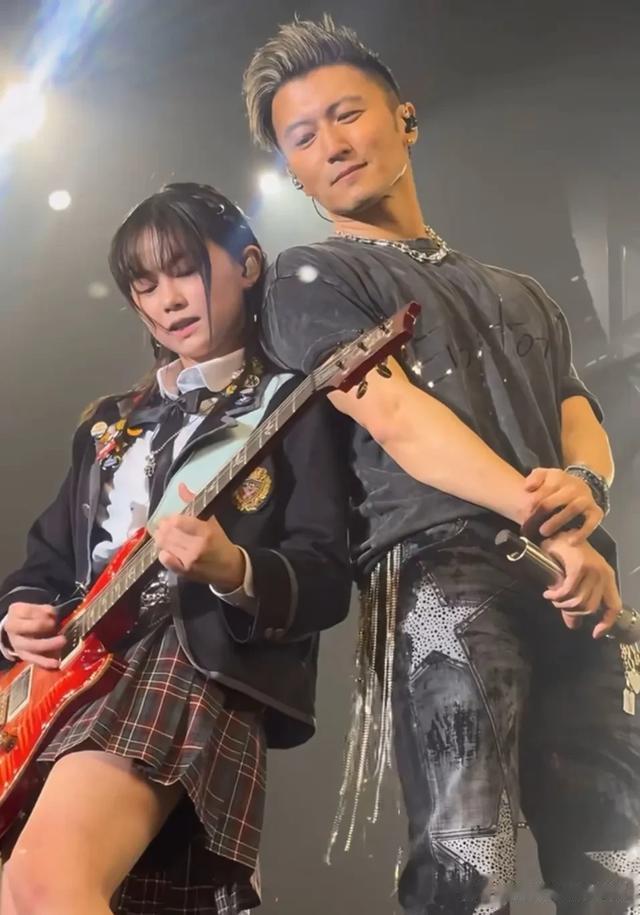 谢霆锋演唱会,被17岁女吉他手抢尽了风头,网友深扒内幕
