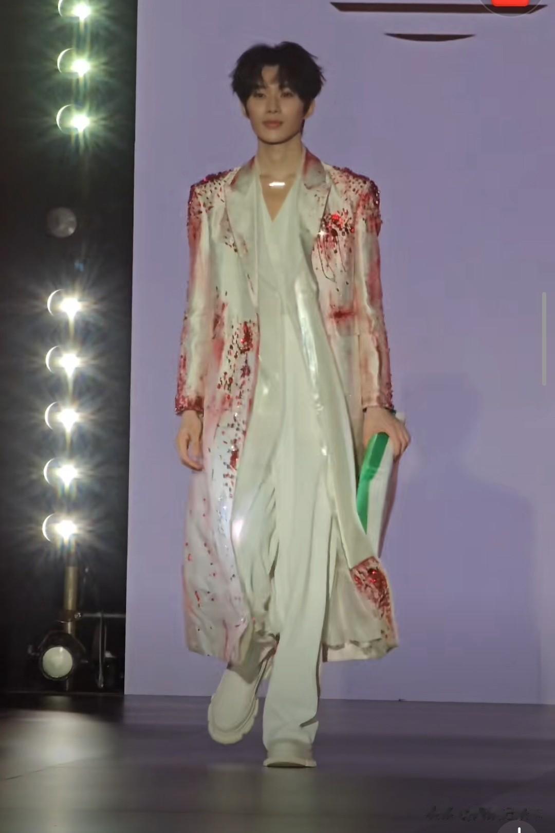 短剧男主走红毯，看看是“见光死”还是天生丽质