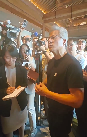 4万亿美元CEO用啥手机 黄仁勋晒机:纯正的安卓系统 非常简洁干净