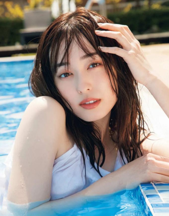 她被称为“令和甜心” 长着一张标准日系美少女脸,甜腻腻的!