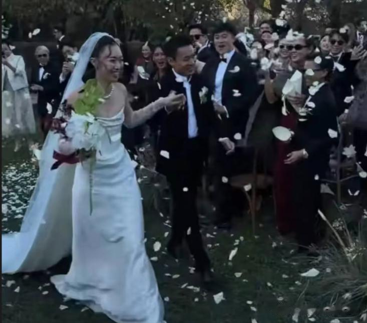 朱玲玲霍震霆离婚19年，每周三回霍家吃饭，二婚老公罗康瑞啥态度