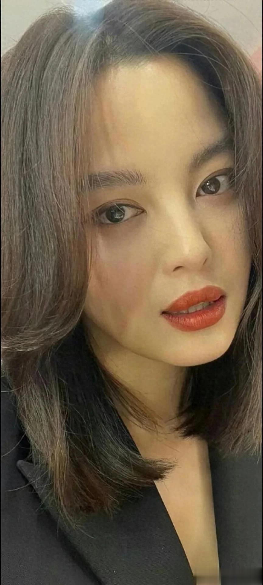 辛芷蕾脸部高清脸图， 柔发飒颜，红唇凝冷艳！