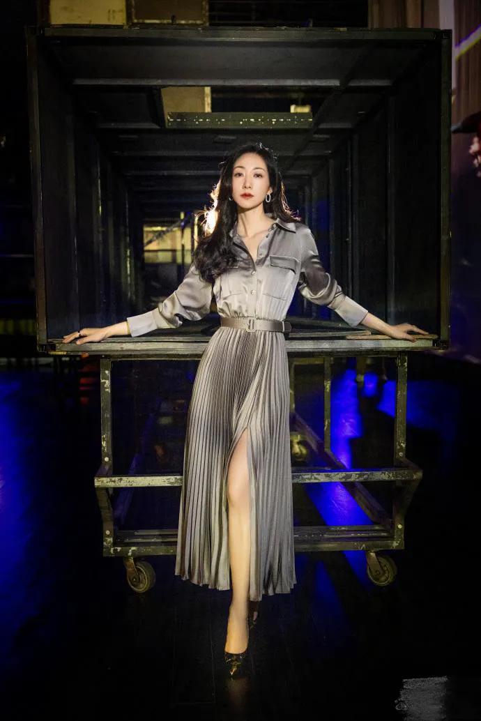 韩雪都奔四了还这么有气质!一袭衬衫缎面百褶裙亮相,简约大气