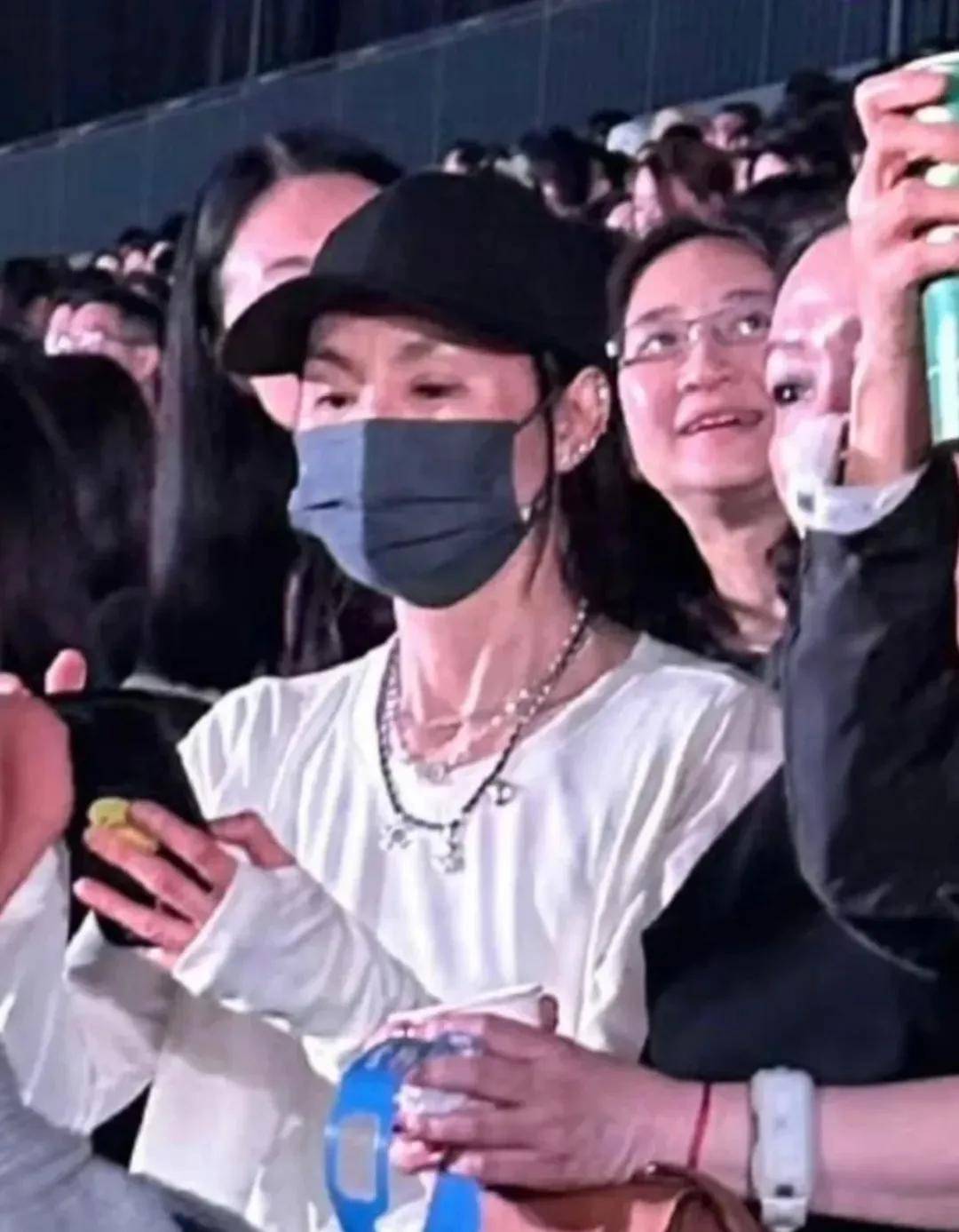 60岁张曼玉与一男子同游巴黎,打扮港风像30岁,气质很灵有少女感