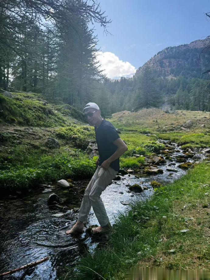 刘烨夫妇带儿女旅行,诺一霓娜变化超大,一家四口高颜值抢镜