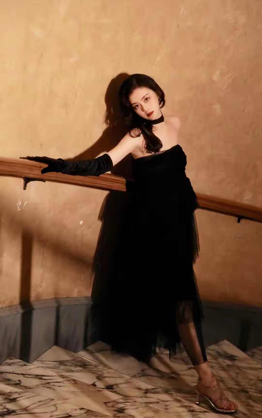 新生代演员刘媛媛长腿美照！