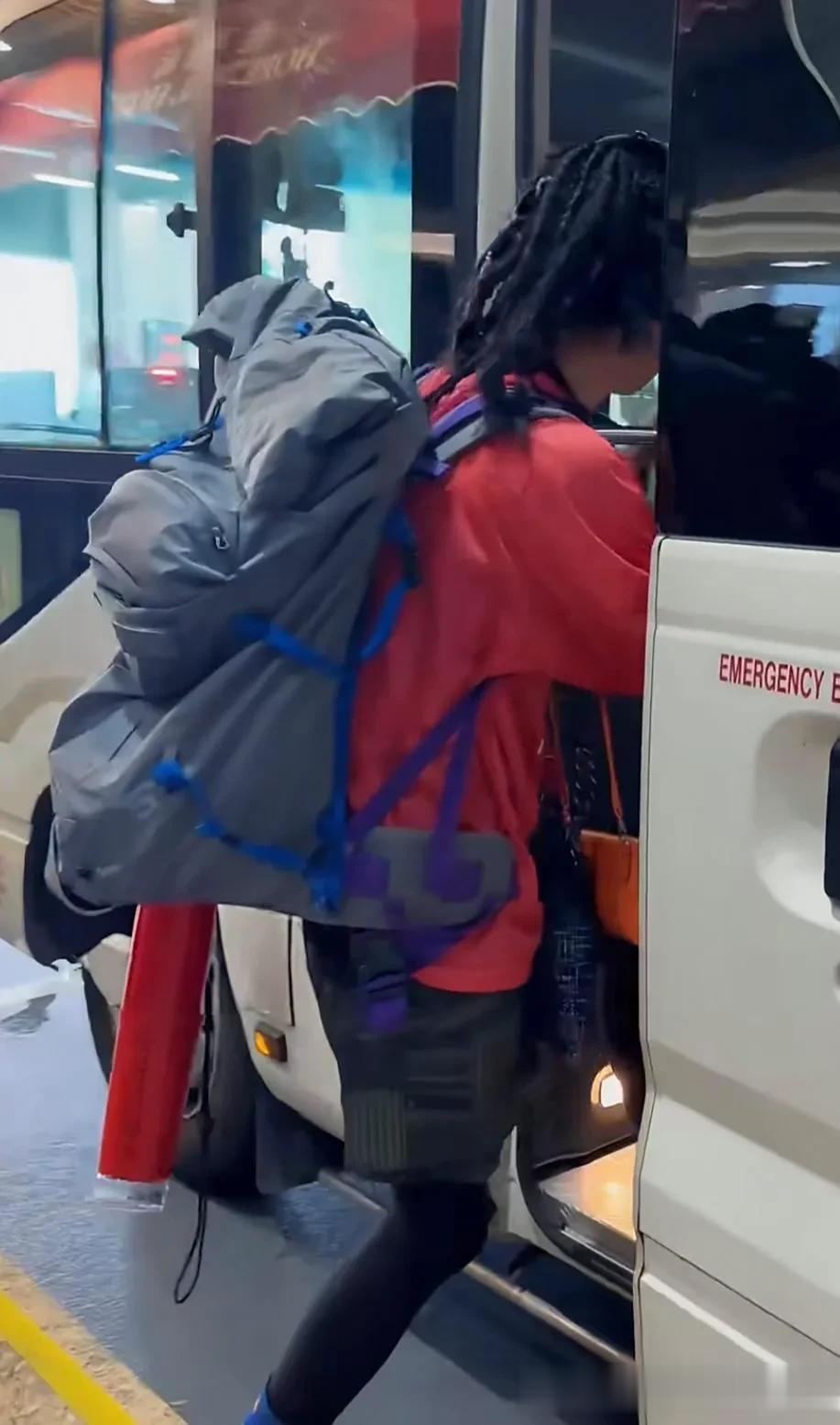 45岁张柏芝现身香港太平山顶逛商场，她的打扮好花哨，梳着脏辫