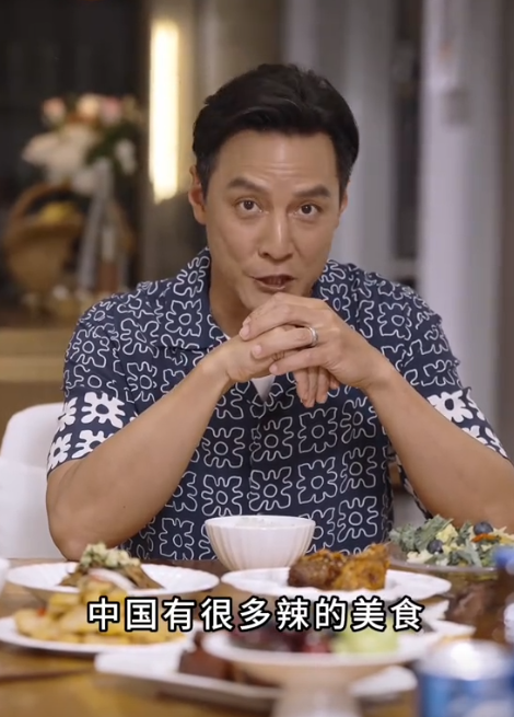 50岁吴彦祖近况曝光，上海街头疯狂抓拍，遭路人拒绝称其：老头子