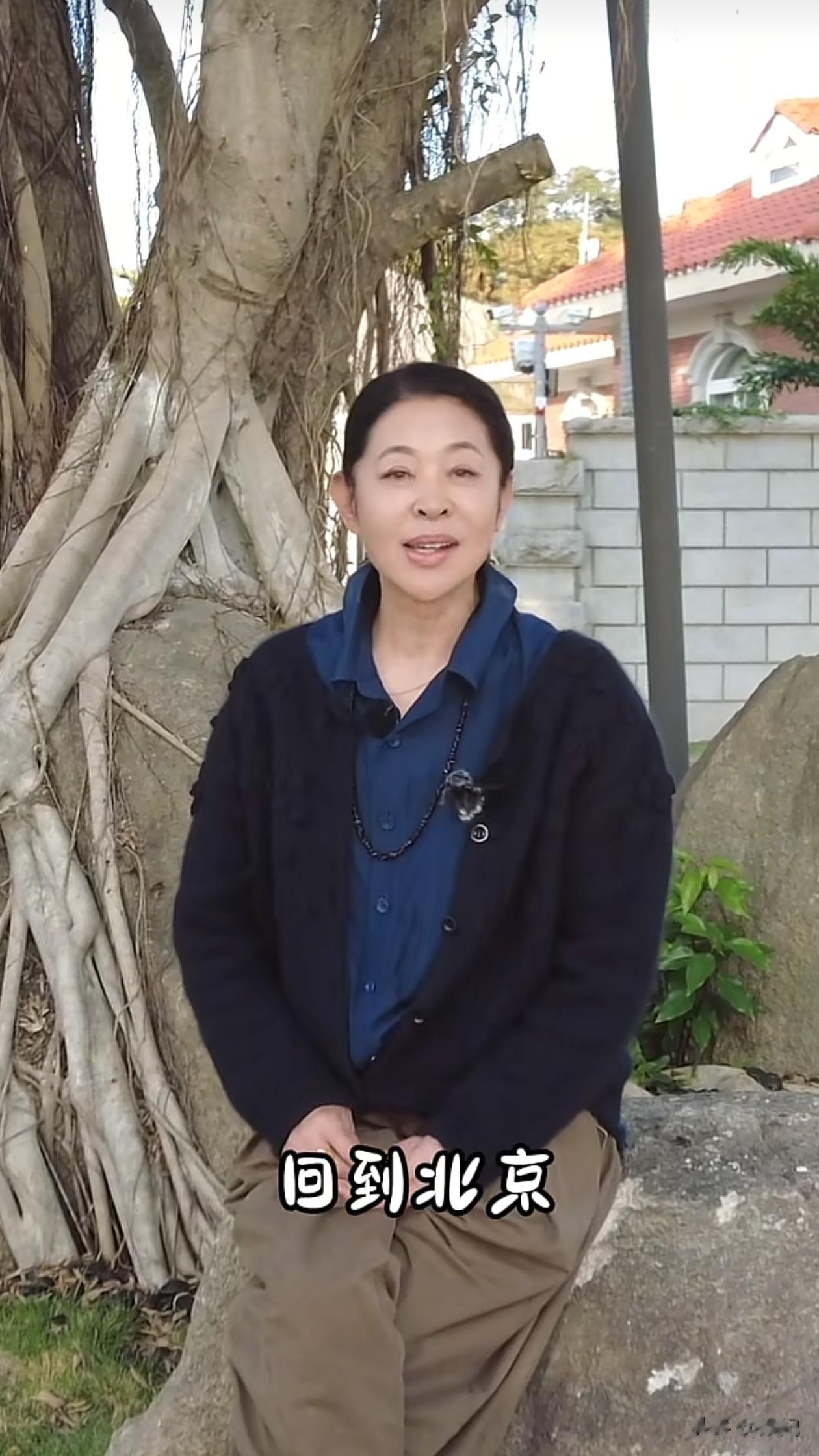 66岁倪萍最新穿搭:衬衫+小开衫+阔腿裤,洋气又减龄,看着像46岁