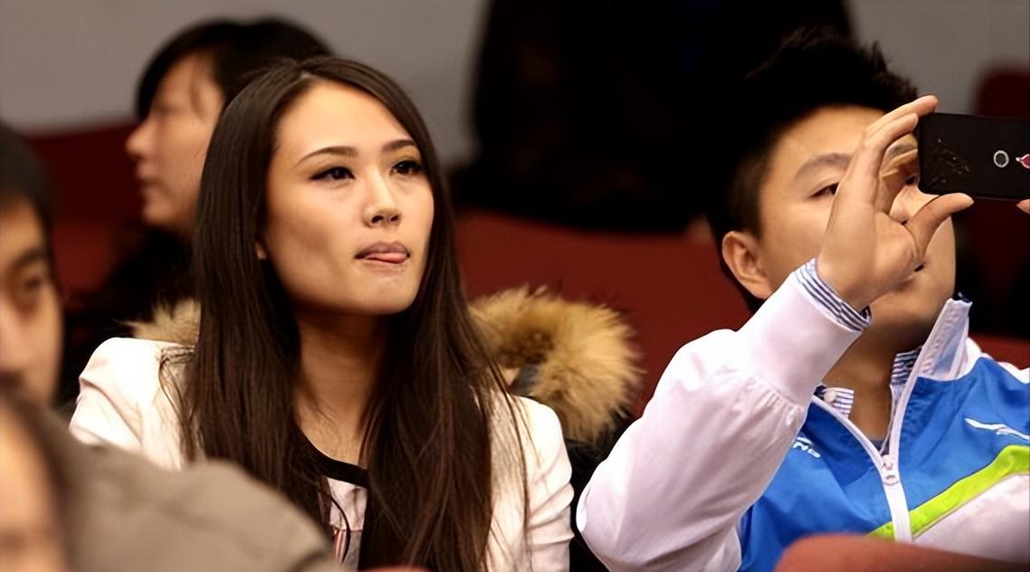 吃相太难看!回国后只为捞金录节目全程说英语,吴京的话大快人心