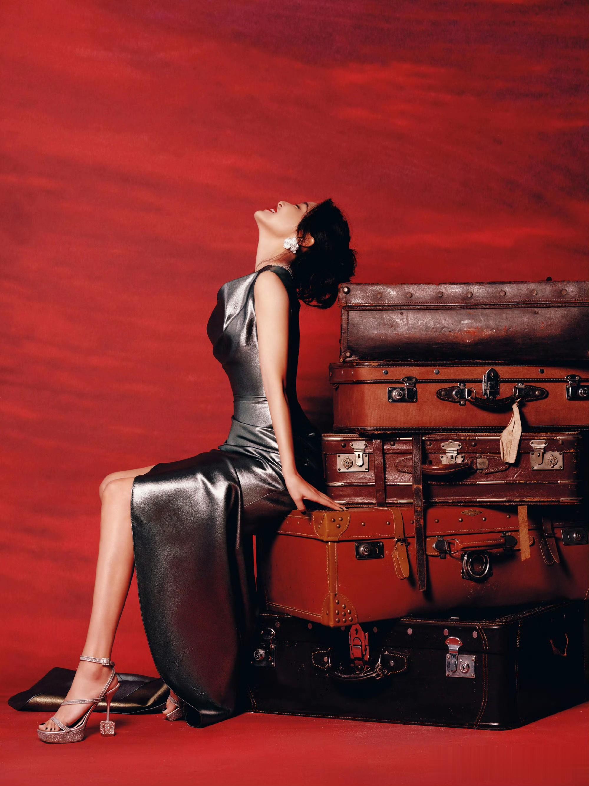 辛芷蕾银裙红底大片,复古摩登范拉满,这气场谁看了不喊绝!