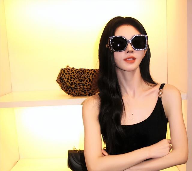 米兰时装周：朱珠美得不费力气，关晓彤土出新花样，檀健次挨骂了