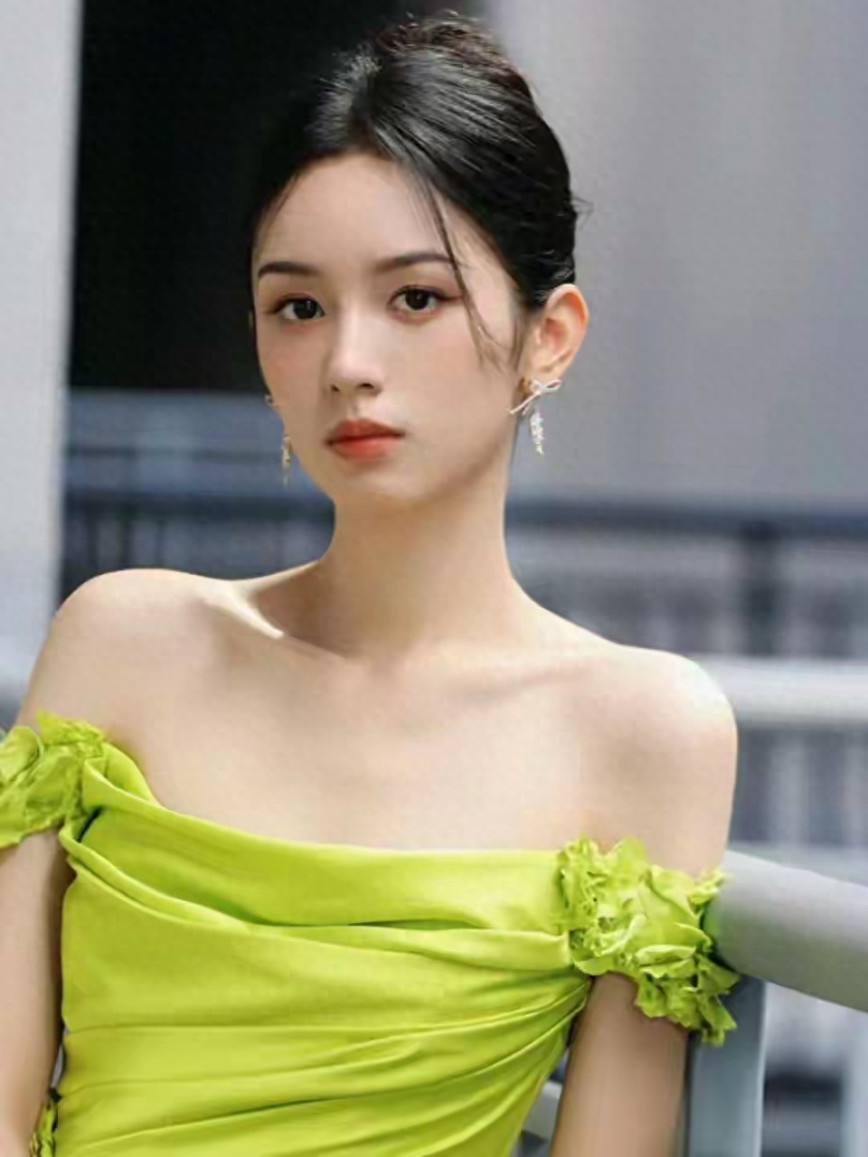 周也：演艺星河中闪耀的95后新星！