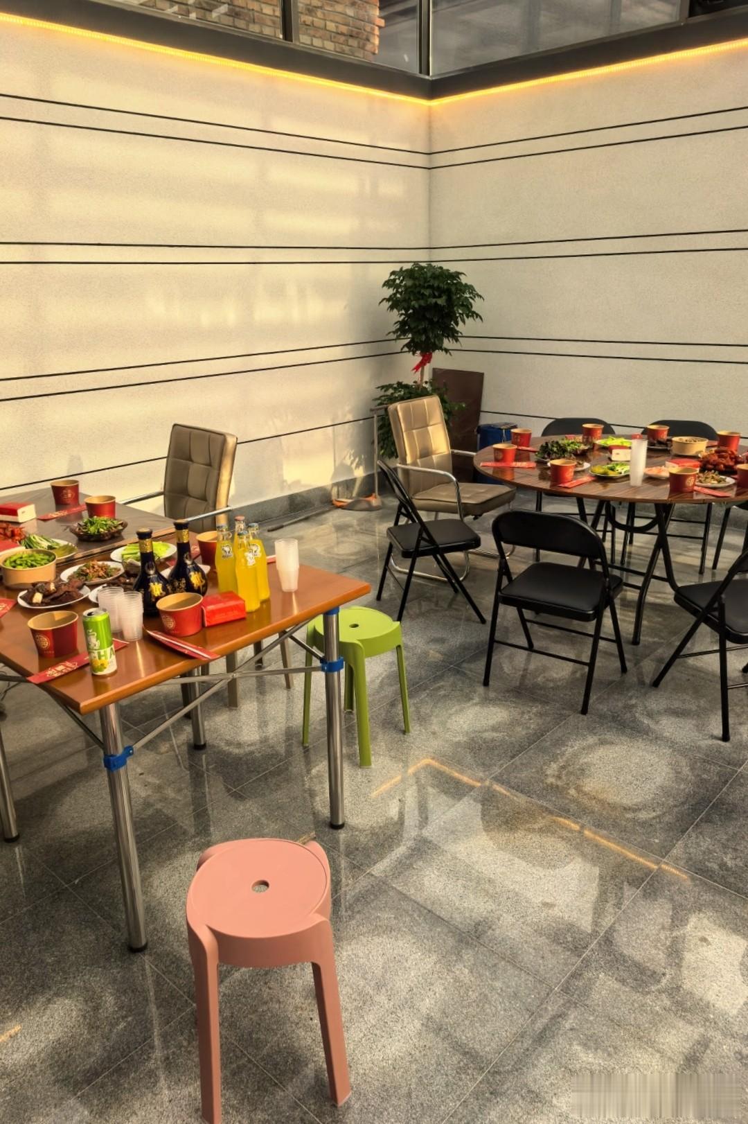 条子哥韩兆乔迁新居,北京6环外村里安家,装修豪华,请吃烤全羊