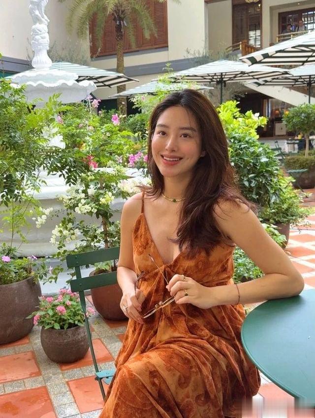 32岁杨采钰晒近照,穿吊带裙秀雪白肌肤,状态毫无孕相痕迹