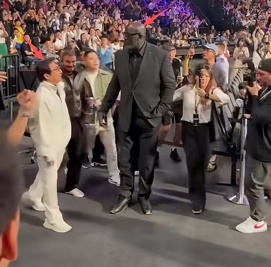 成龙被传“去世”后首次露面，深夜牵狗买面包，步伐稳健状态不错