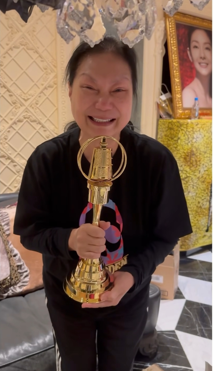 S妈最新亮相头发稀疏、瘦弱枯槁，大S的照片在身后形成鲜明对比