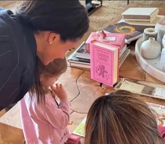 莉莉贝特再现身！梅根亲生疑云，阿奇表情引热议？