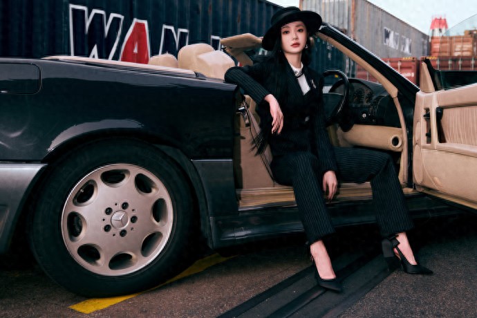 周洁琼西装高跟写真,又酷又美