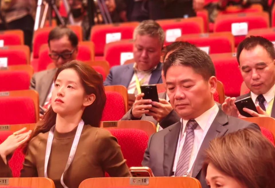 刘强东也没想到,章泽天的一个举动,意外暴露出自己的“窘迫”