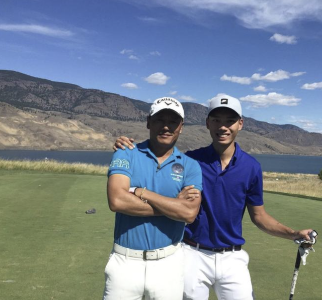 67岁苗侨伟回加拿大陪子女,与儿子打球生活惬意,皱纹白发显自然