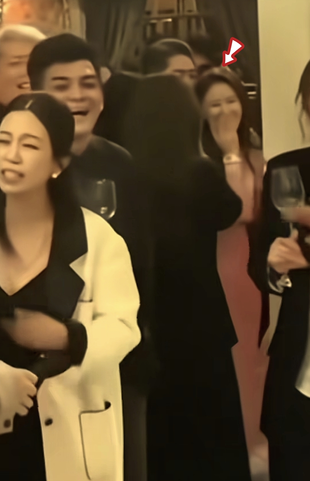 霍建华林心如好友婚礼上甜蜜亲吻！结婚9年仍如热恋，太甜了！