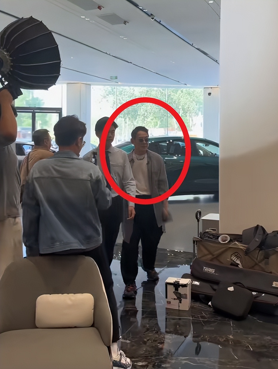 李连杰术后首露面，现身4S店提车，穿粗布衫走飞快，见人多秒垮脸