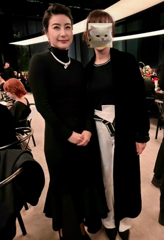 北京这晚，郭晶晶用凸起的“小肚子”，给内娱审美上了生动的一课