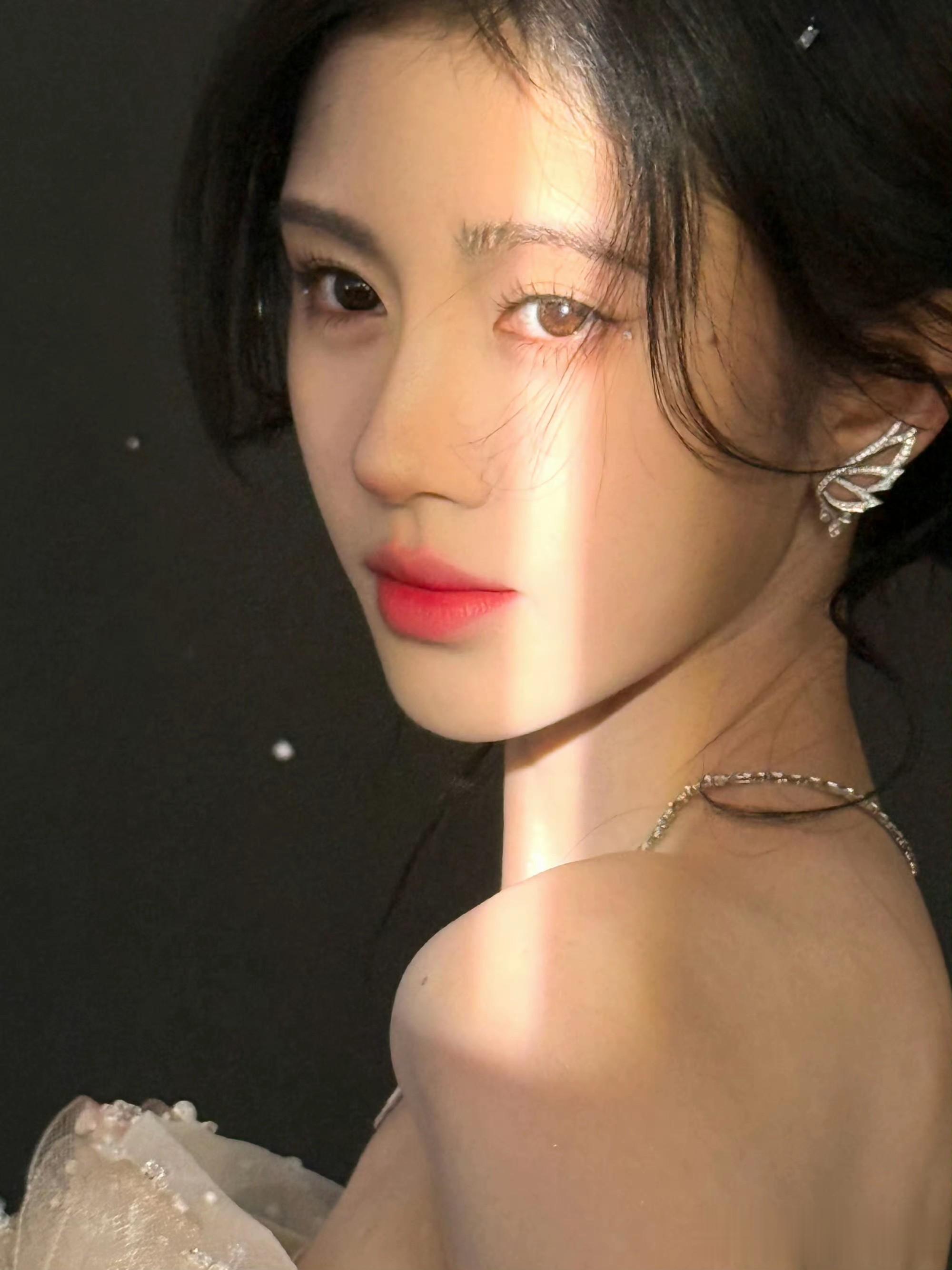 鞠婧祎:月光碎钻间的纱裙仙踪