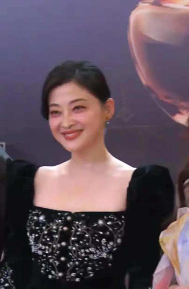 上海这夜，妖艳四射的梅婷和佟丽娅，败给了全“裹”出镜的刘亦菲