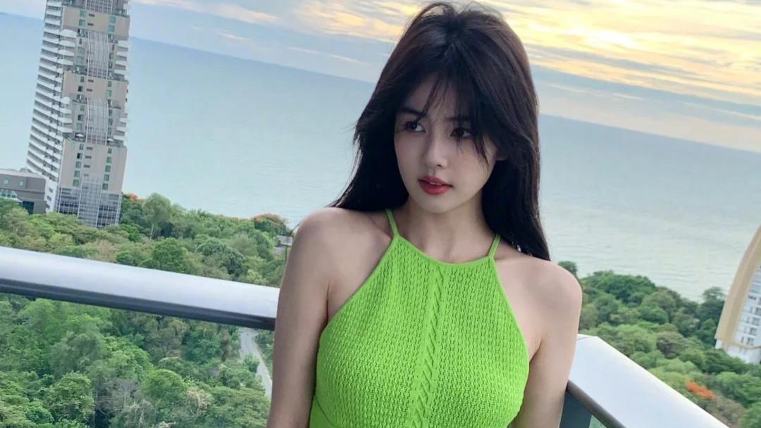 白鹿闪耀的美貌，演绎慵懒午后生活美学