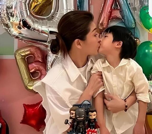 从军旅一哥到无戏可拍？知名男星离婚8年再与前妻合作，卖力宣传