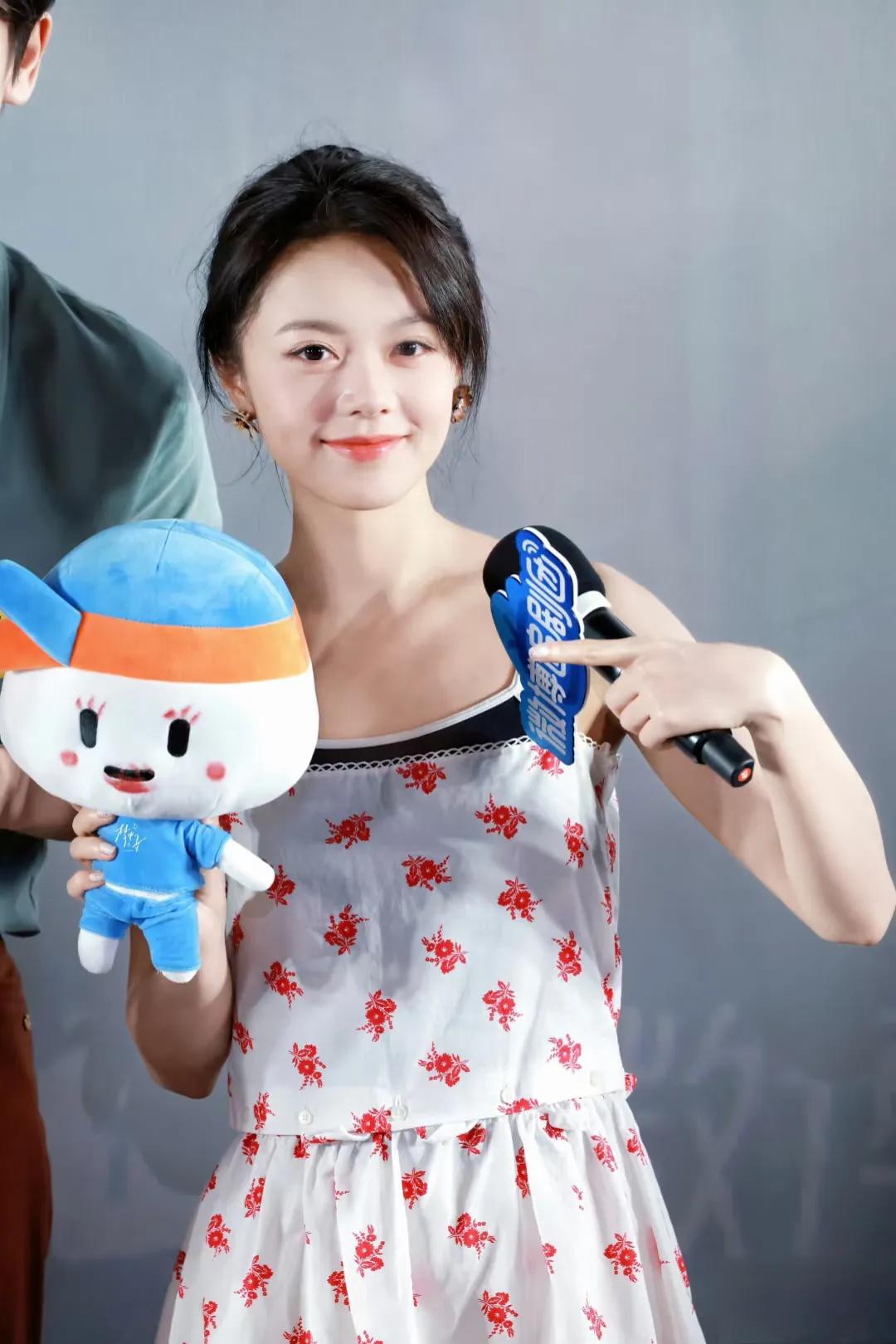 赵今麦与“微博追剧团”互动,碎花吊带裙叠穿配盘发,美出新高度