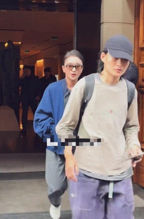 不敢相信她51了！周迅巴黎路透状态绝了，一身穿搭帅过小鲜肉