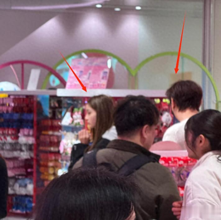 王思聪女友为了美真拼，穿“胸衣”在大雪地里拍照，原谅我看不懂