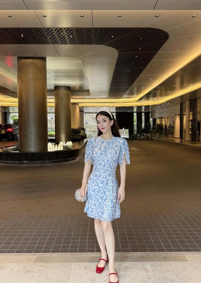 方媛晒孕期日常,穿针织裙孕肚微凸,陪两个女儿玩日常就是买买买