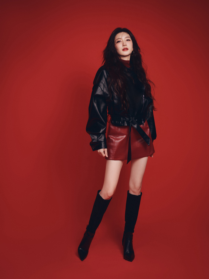 江疏影今日红色皮裙穿搭写真，又酷又美被拿捏了