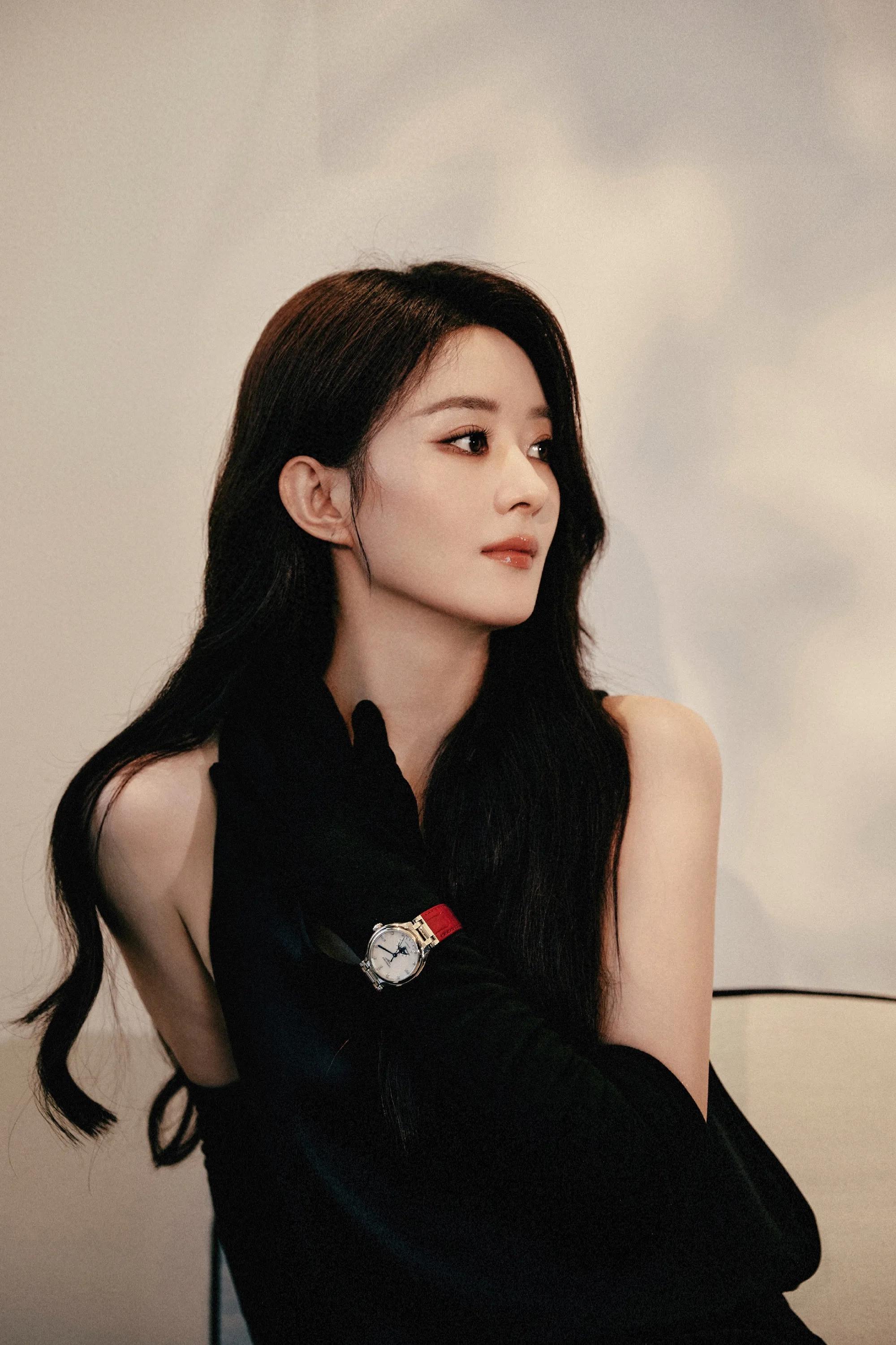 赵丽颖换回“黑长发”后好美！无袖黑色上衣+丝绒长裙，美艳绝伦