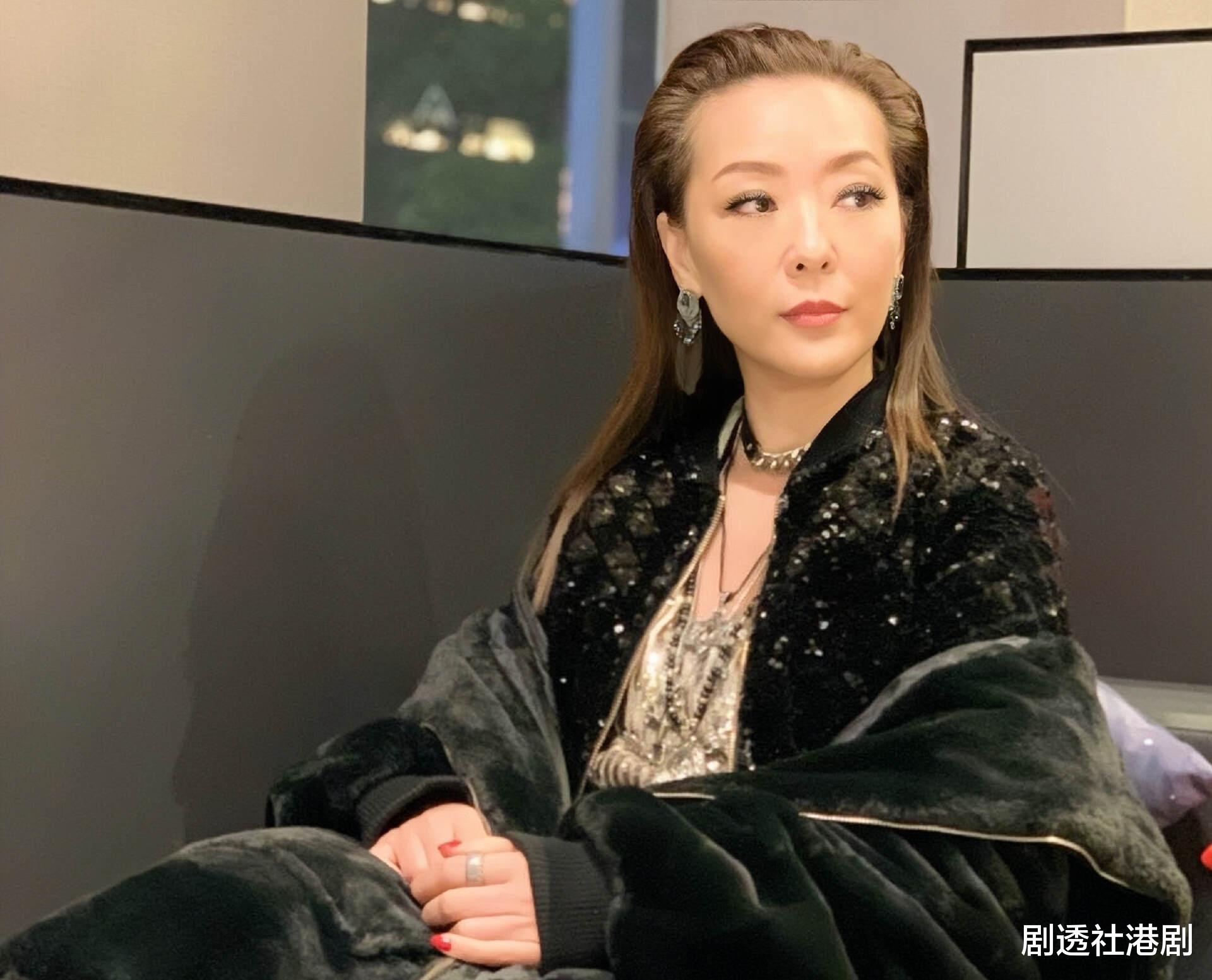 香港知名女星送自己豪车,直播带货买了几套房,至今未婚还是单身