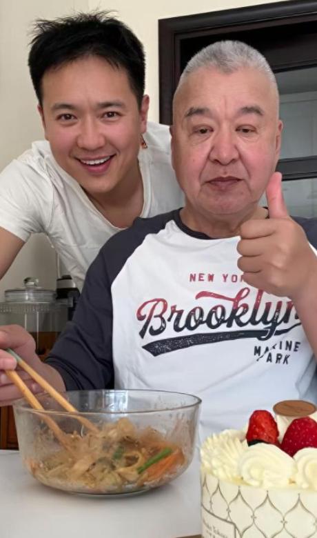 董璇一家三亚过小年！和小酒窝逛街吃海鲜大餐，小腹隆起疑怀二胎