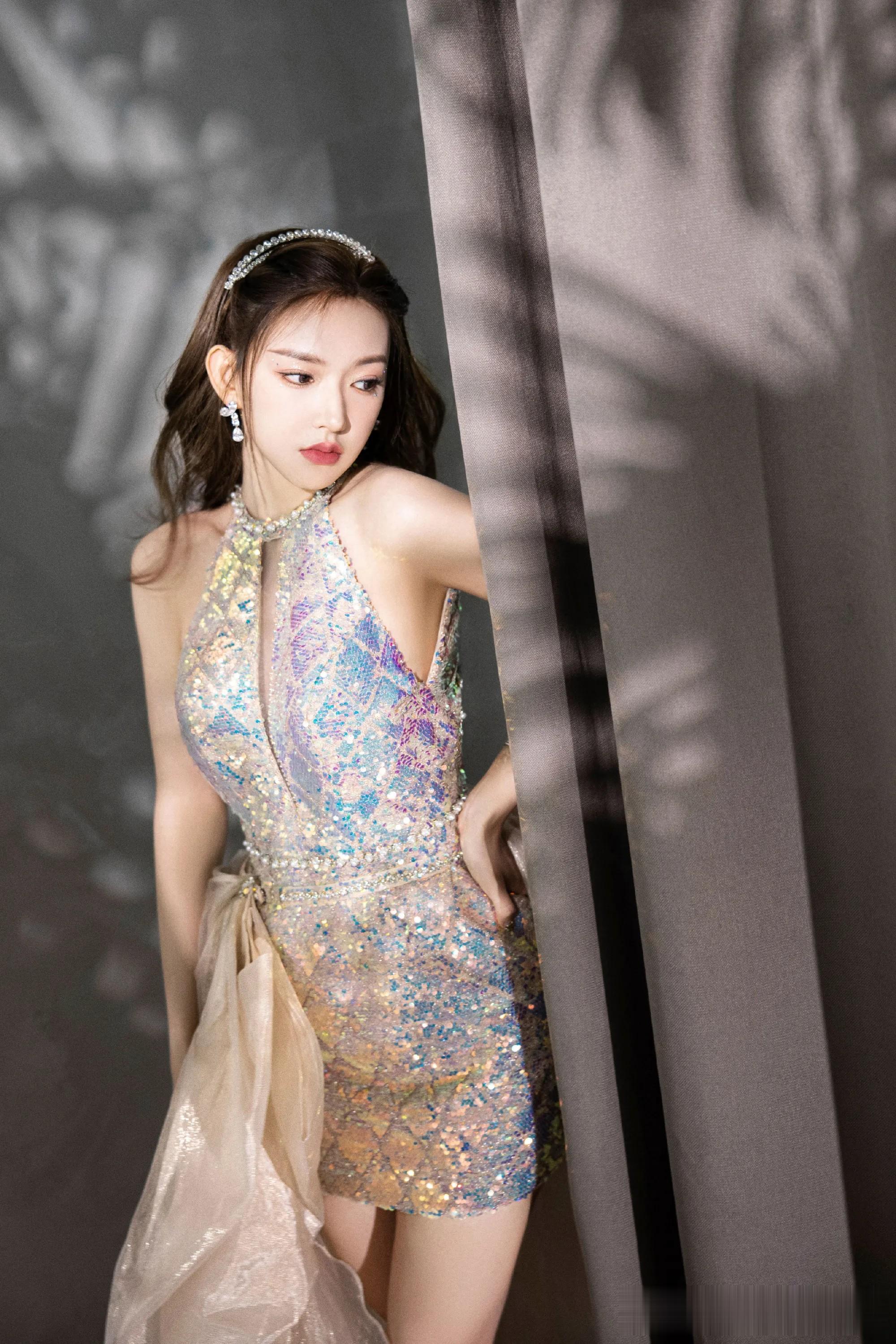 程潇华丽礼服造型，舞台上的发光体