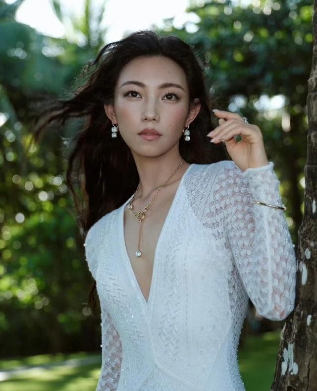 那尔那茜委培风波升级！活动现场遭骂，雷佳音全程黑脸，连累吴京