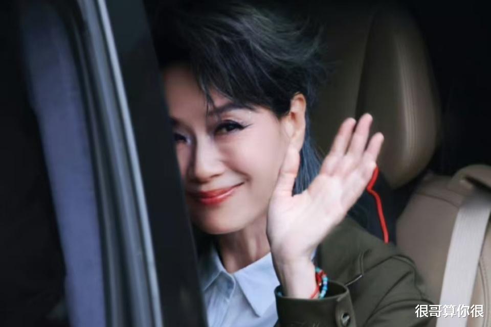 叶童录制节目被粉丝拉扯，高情商应对获好评，追星边界引发热议